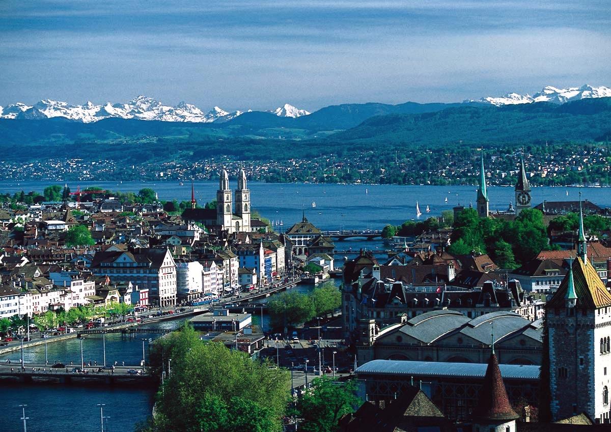 Drive around the whole Zurich city in luxury cars with chauffeurs